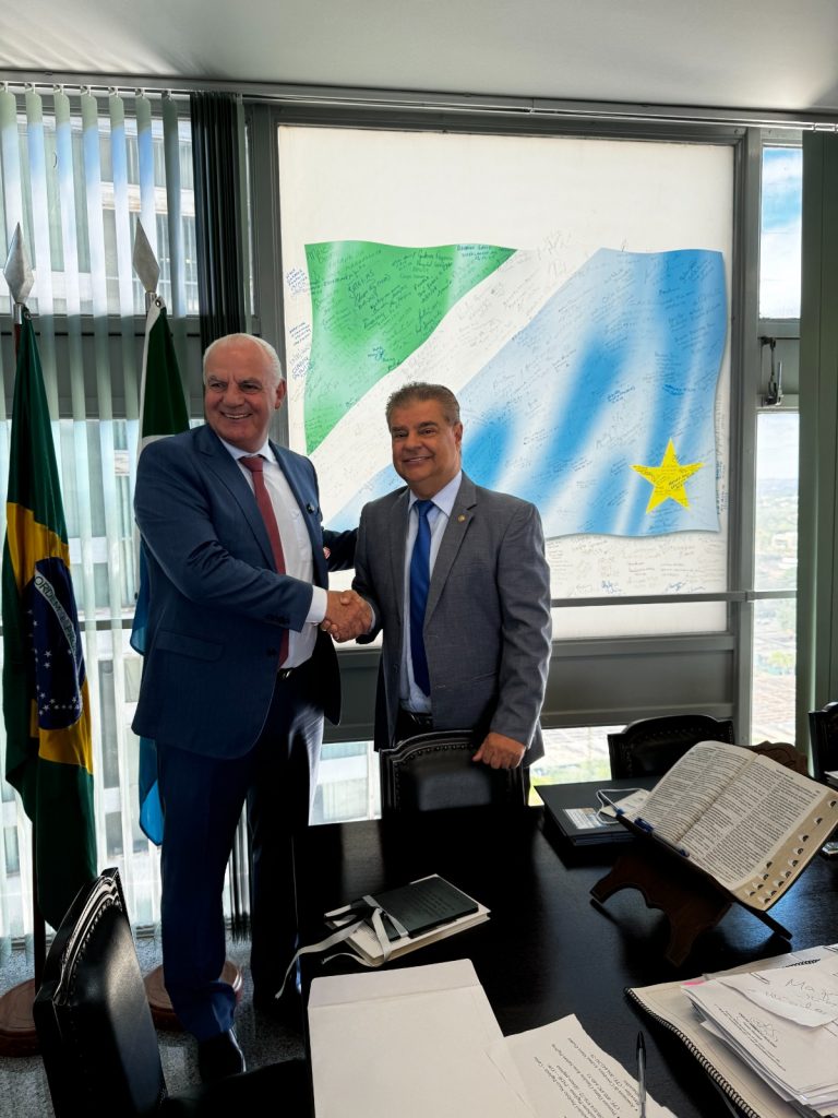 Senador Nelsinho Trad recebe projeto do Centro de Eventos de Caracol Senador Nelsinho Trad recebe projeto do Centro de Eventos de Caracol