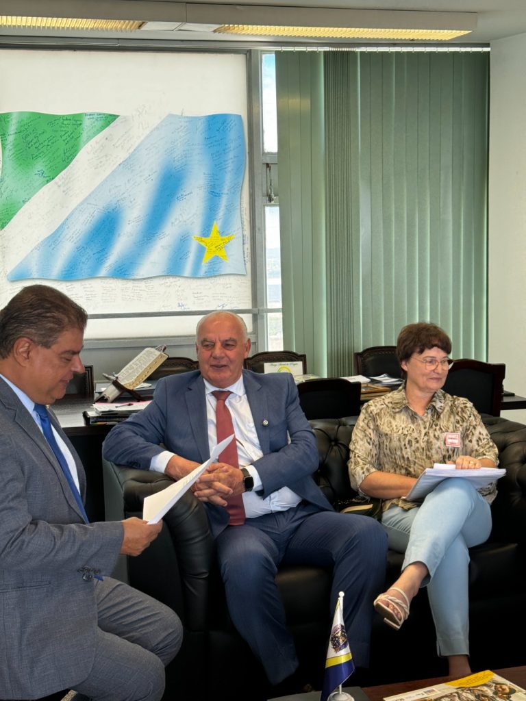 Senador Nelsinho Trad recebe projeto do Centro de Eventos de Caracol Senador Nelsinho Trad recebe projeto do Centro de Eventos de Caracol