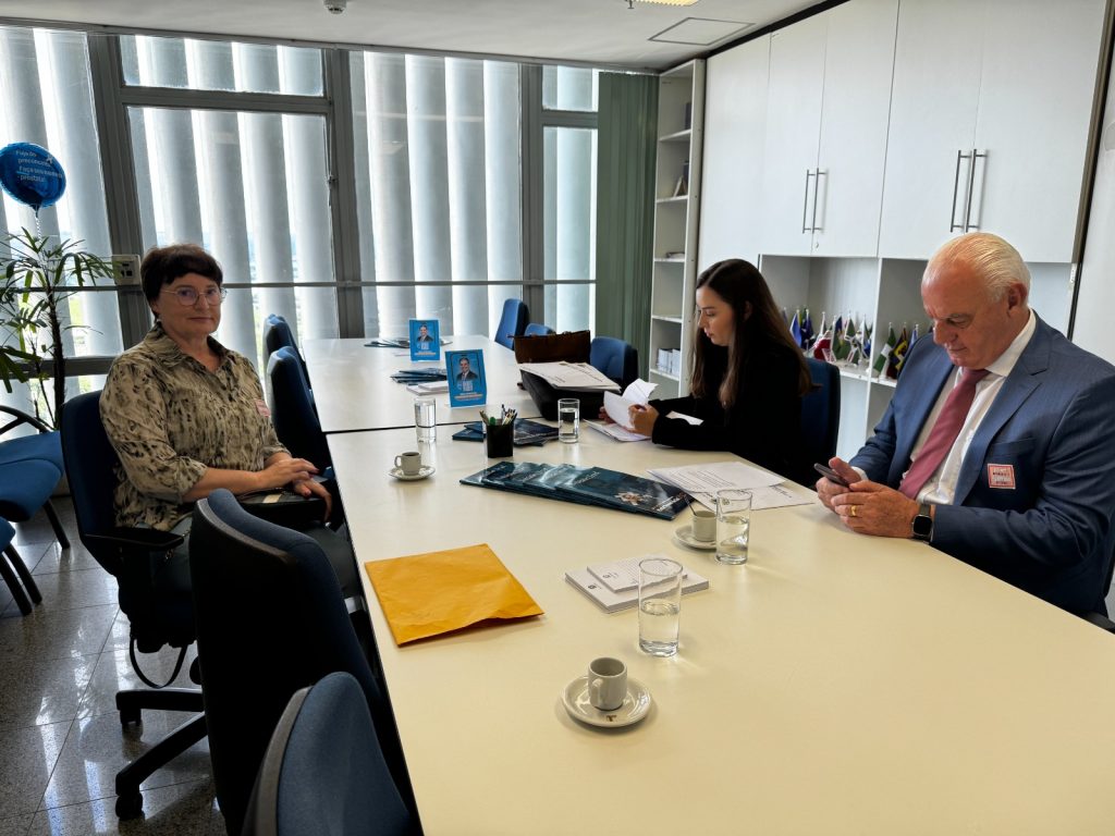 Senador Nelsinho Trad recebe projeto do Centro de Eventos de Caracol Senador Nelsinho Trad recebe projeto do Centro de Eventos de Caracol