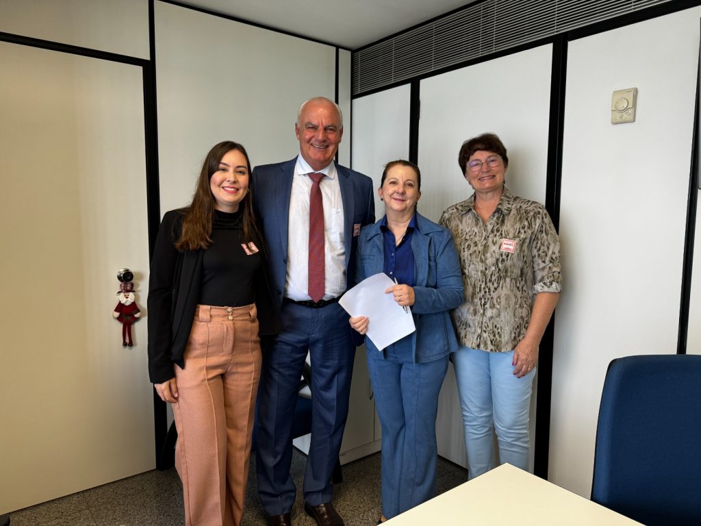 Senador Nelsinho Trad recebe projeto do Centro de Eventos de Caracol Senador Nelsinho Trad recebe projeto do Centro de Eventos de Caracol