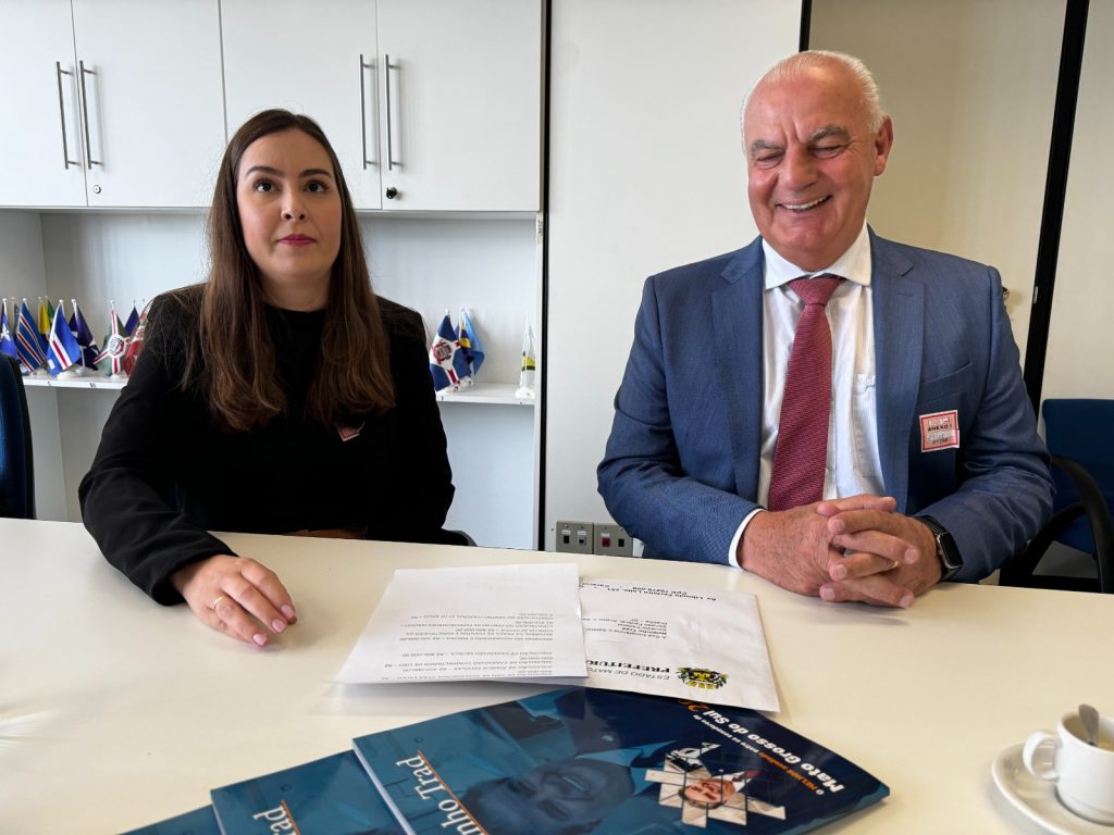 Senador Nelsinho Trad recebe projeto do Centro de Eventos de Caracol Senador Nelsinho Trad recebe projeto do Centro de Eventos de Caracol