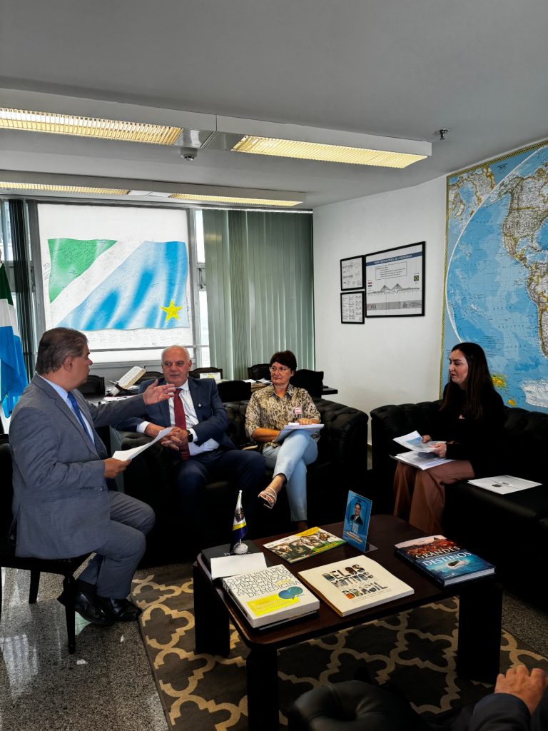 Senador Nelsinho Trad recebe projeto do Centro de Eventos de Caracol Senador Nelsinho Trad recebe projeto do Centro de Eventos de Caracol