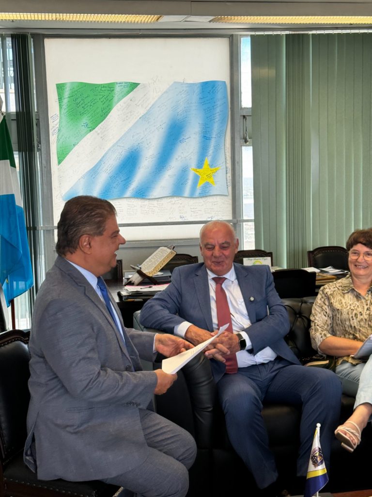 Senador Nelsinho Trad recebe projeto do Centro de Eventos de Caracol Senador Nelsinho Trad recebe projeto do Centro de Eventos de Caracol