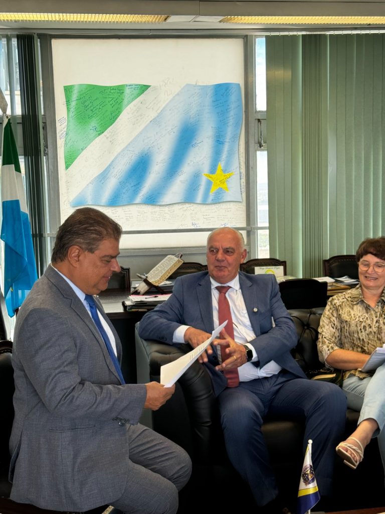 Senador Nelsinho Trad recebe projeto do Centro de Eventos de Caracol Senador Nelsinho Trad recebe projeto do Centro de Eventos de Caracol