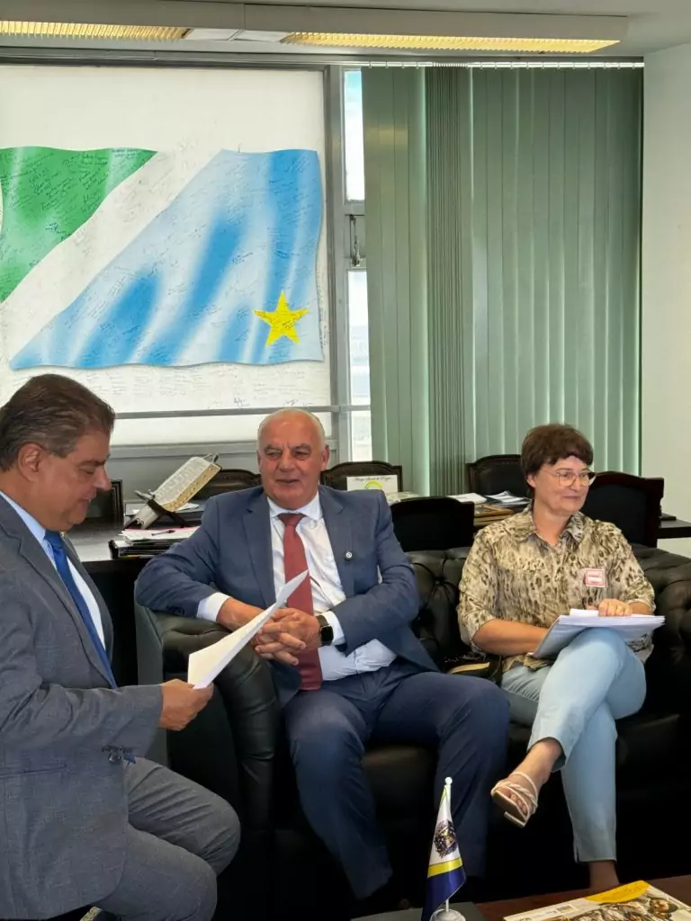 Senador Nelsinho Trad recebe projeto do Centro de Eventos de Caracol Senador Nelsinho Trad recebe projeto do Centro de Eventos de Caracol