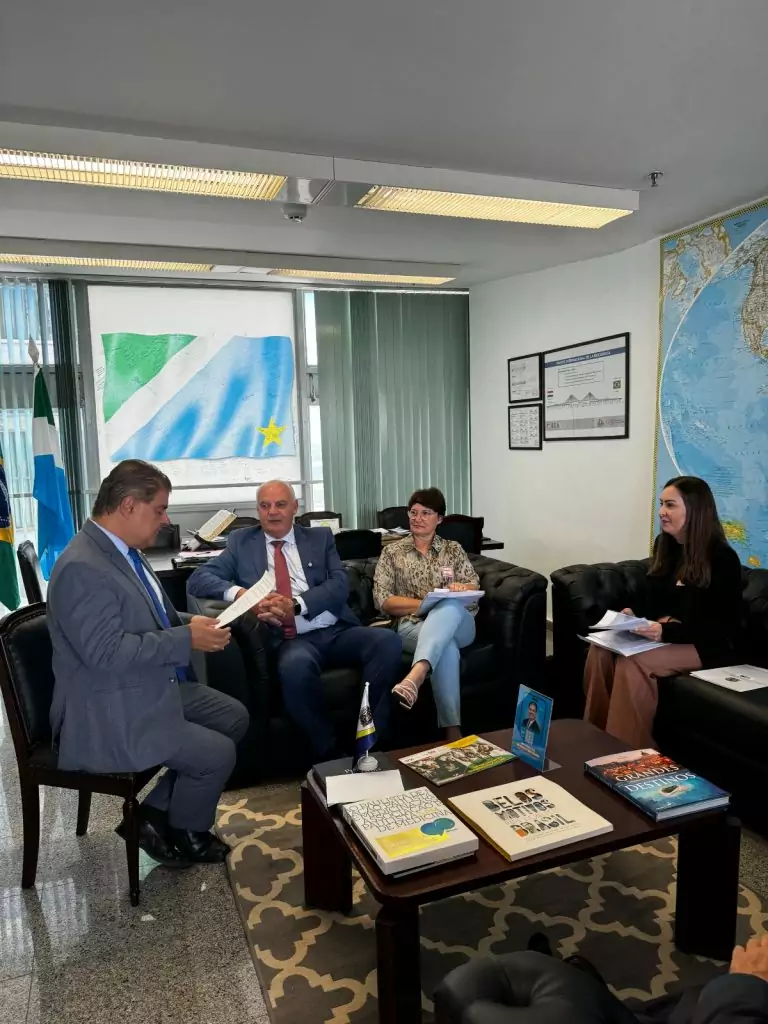 Senador Nelsinho Trad recebe projeto do Centro de Eventos de Caracol Senador Nelsinho Trad recebe projeto do Centro de Eventos de Caracol